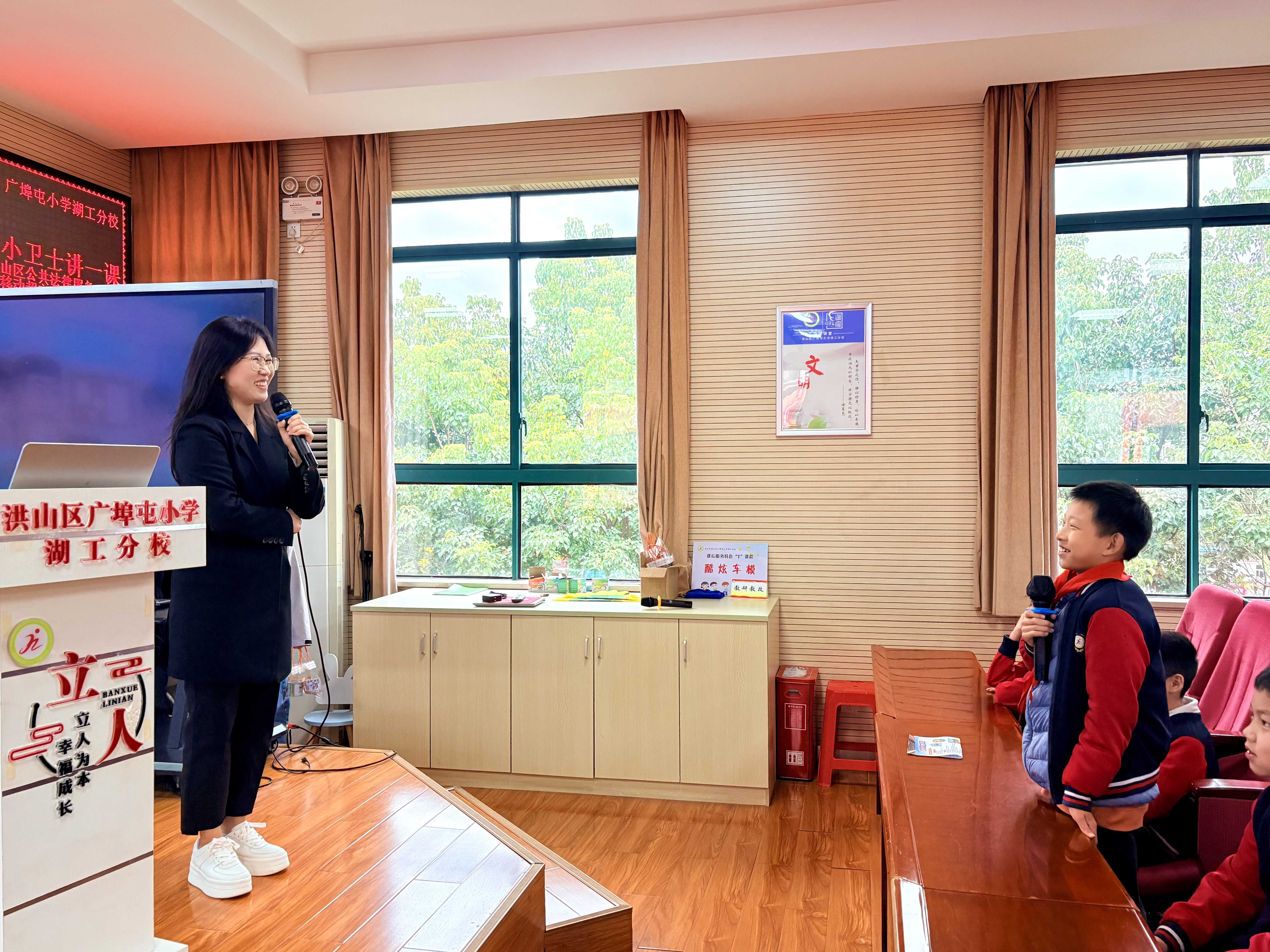 图1.律师讲课.jpg 福布斯